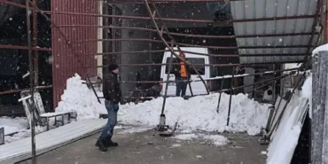 gaziantep-te-kar-nedeniyle-10-is-yerinin-cati-19419234_amp